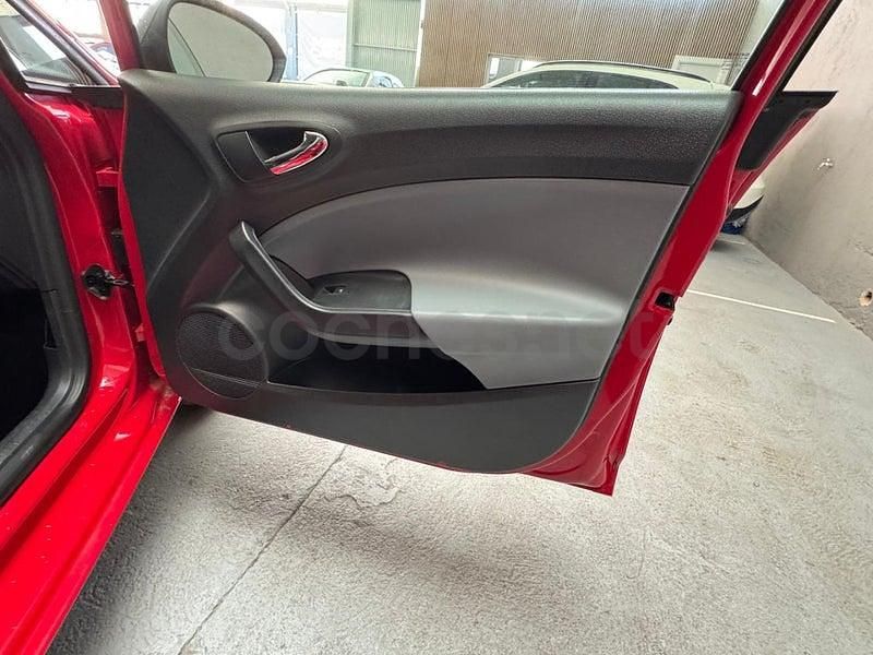 Usado Seat Ibiza Reference 70 CV (51 kW) 2014 Rojo Berlina
