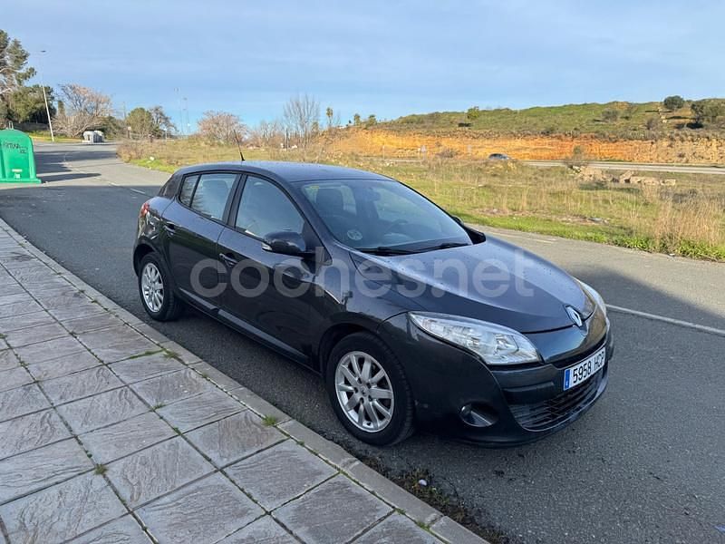 Usado Renault Mégane Authentique 90 CV (66 kW) 2011 Gris / plata Berlina