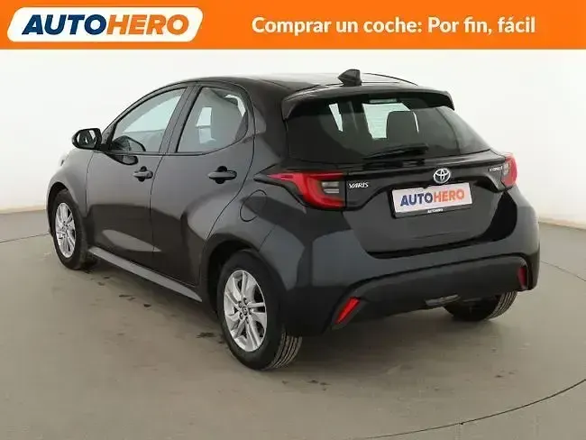 Usado Toyota Yaris Hybrid Active 116 CV (85 kW) 2022 Negro Berlina
