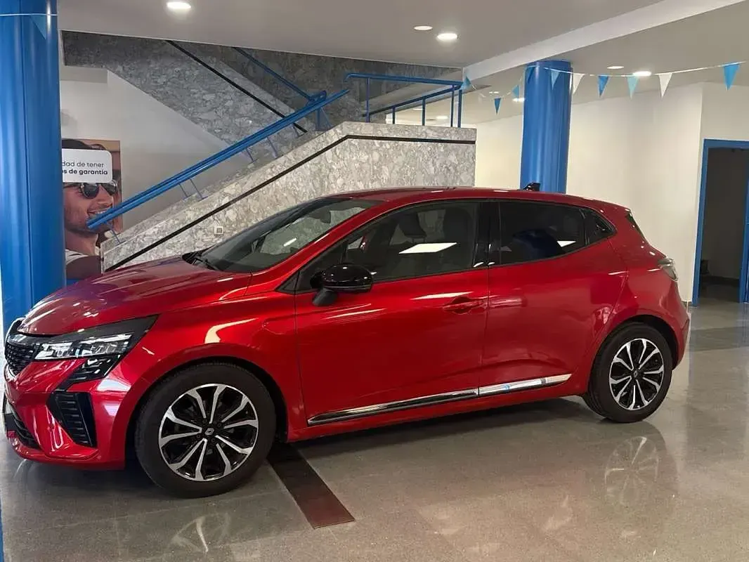 Usado Renault Clio Techno 91 CV (66 kW) 2024 Rojo Utilitario