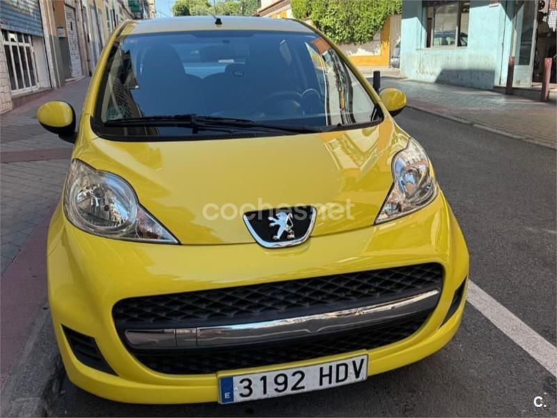 Usado Peugeot 107 68 CV (50 kW) 2011 Amarillo Utilitario