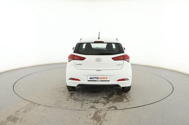 Usado Hyundai i20 85 CV (62 kW) 2018 Blanco Berlina