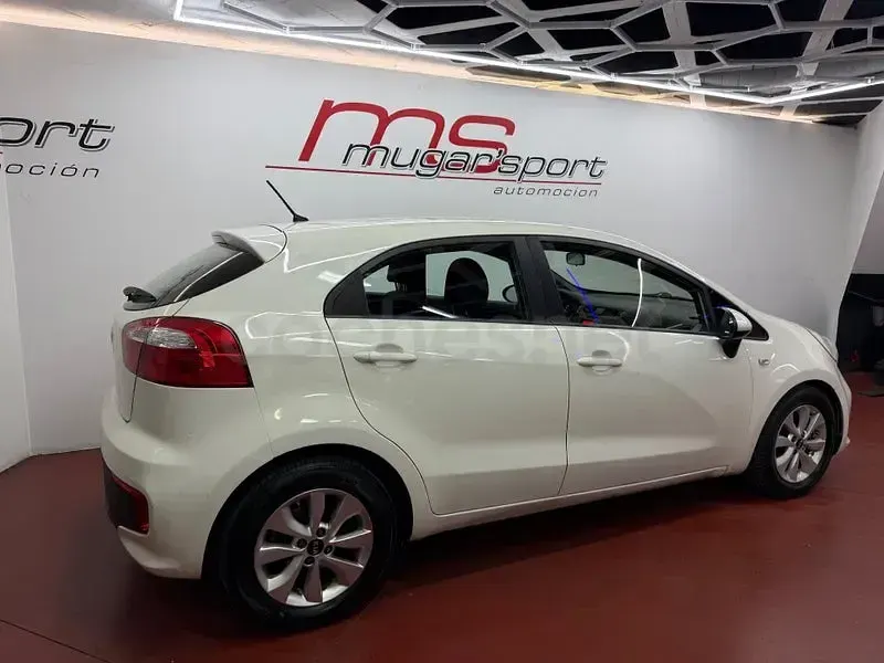 Usado Kia Rio 84 CV (61 kW) 2016 Blanco Utilitario
