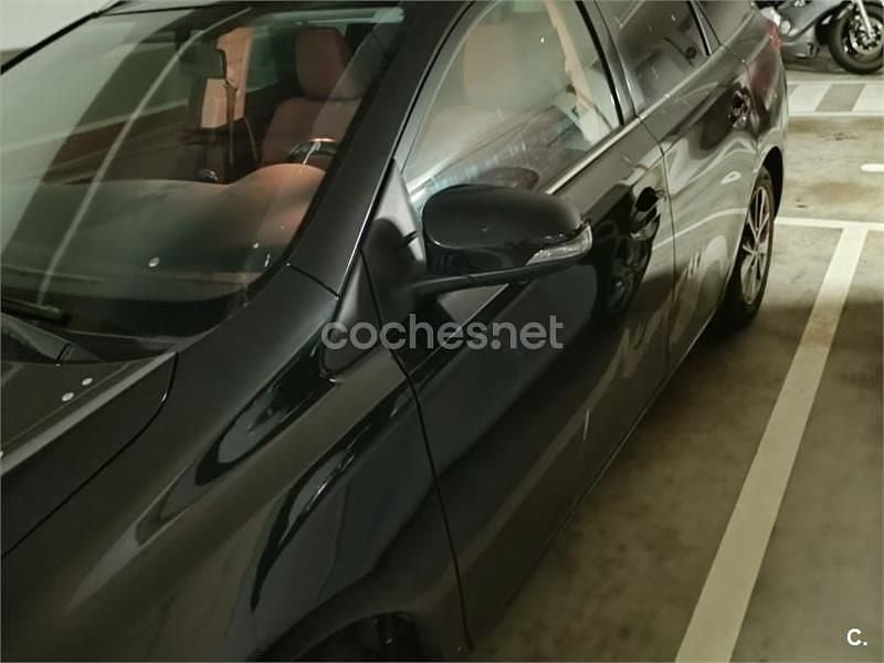 Usado Toyota Auris Active 132 CV (97 kW) 2014 Negro Familiar