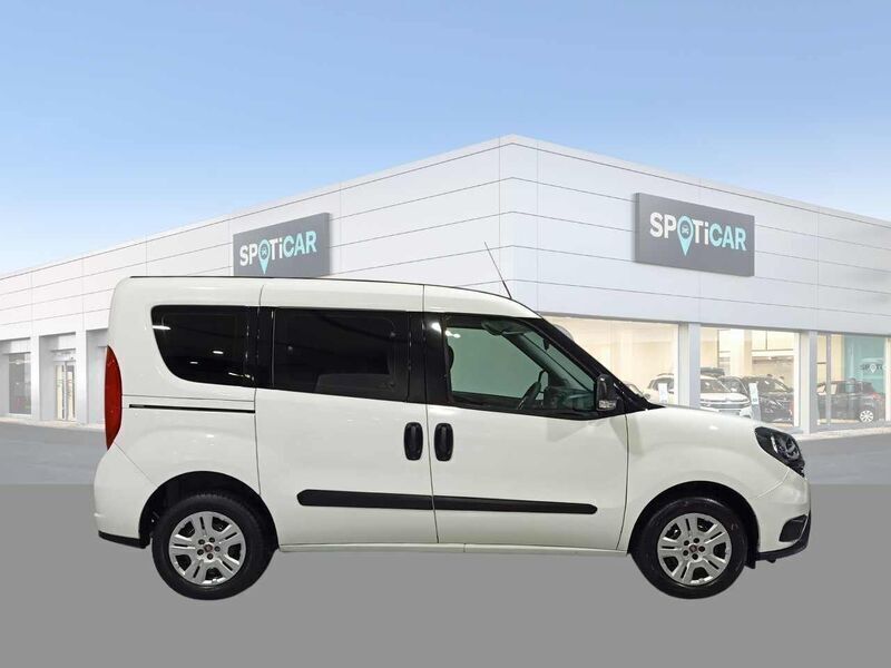 Usado Fiat Doblò Trekking 120 CV (88 kW) 2022 Blanco Monovolumen