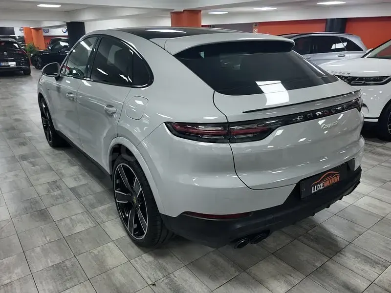 Usado Porsche Cayenne 462 CV (339 kW) 2022 Gris / plata SUV