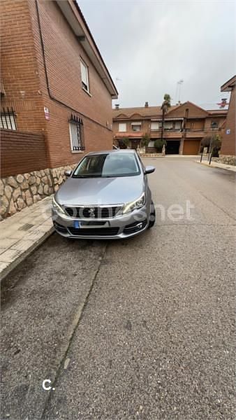 Usado Peugeot 308 Access 110 CV (80 kW) 2018 Gris / plata Berlina