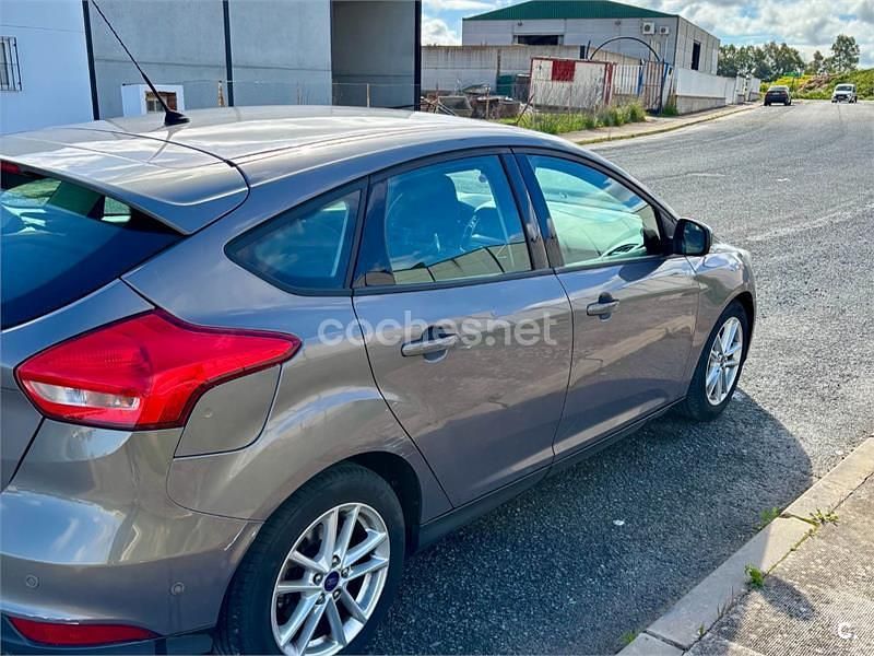 Usado Ford Focus Trend 125 CV (91 kW) 2015 Gris / plata Berlina
