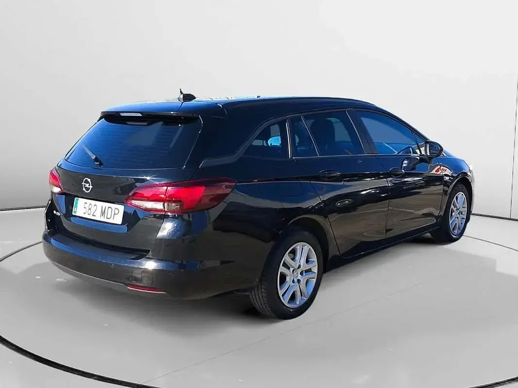 Usado Opel Astra Business Elegance 122 CV (89 kW) 2020 Negro Familiar