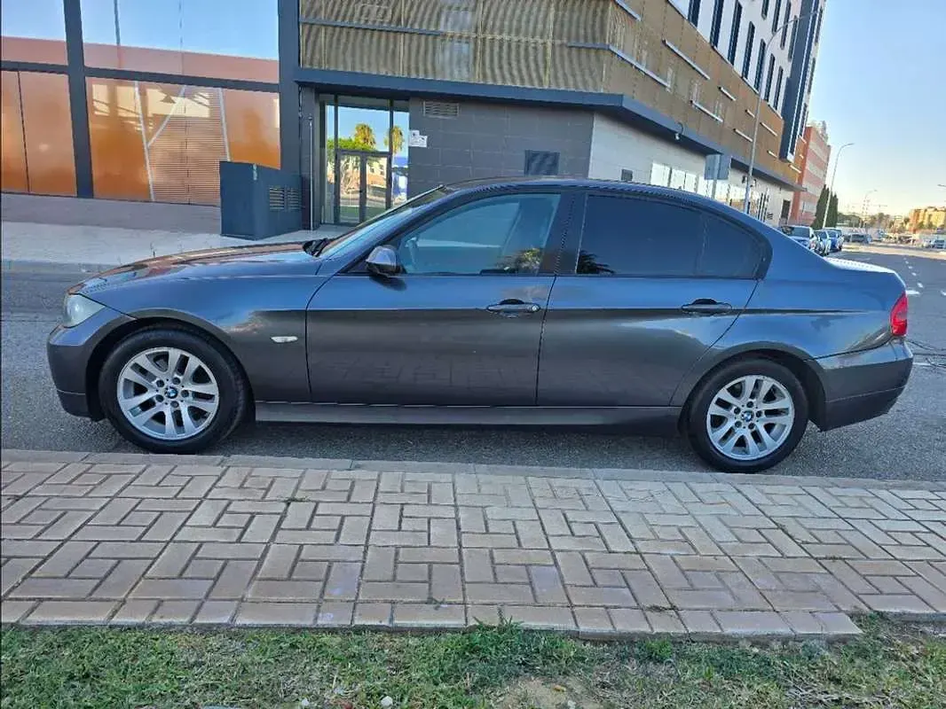 Usado BMW 320 177 CV (130 kW) 2008 Gris Berlina