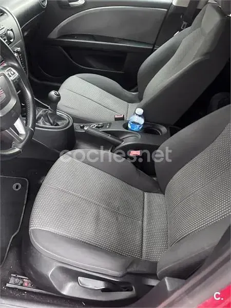 Usado Seat Leon Style 105 CV (77 kW) 2011 Rojo Utilitario