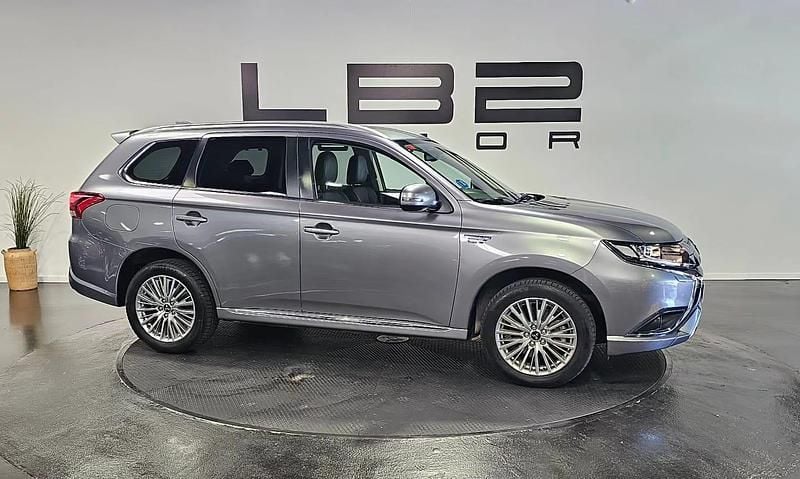 Usado Mitsubishi Outlander P-HEV Motion 224 CV (164 kW) 2018 Gris SUV