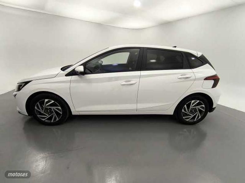 Usado Hyundai i20 99 CV (72 kW) 2024 Atlas white Berlina