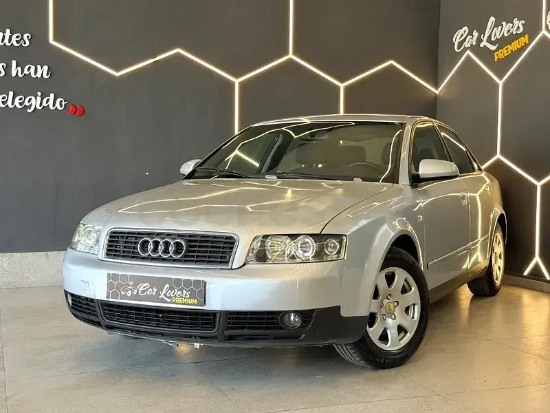 Usado Audi A4 130 CV (95 kW) 2002 Gris / plata Berlina