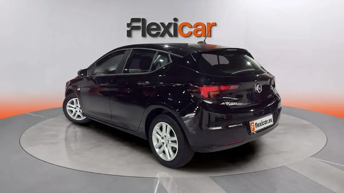 Usado Opel Astra Business 122 CV (89 kW) 2021 Negro Familiar