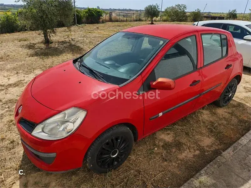 Usado Renault Clio II Dynamique 85 CV (62 kW) 2007 Rojo Berlina