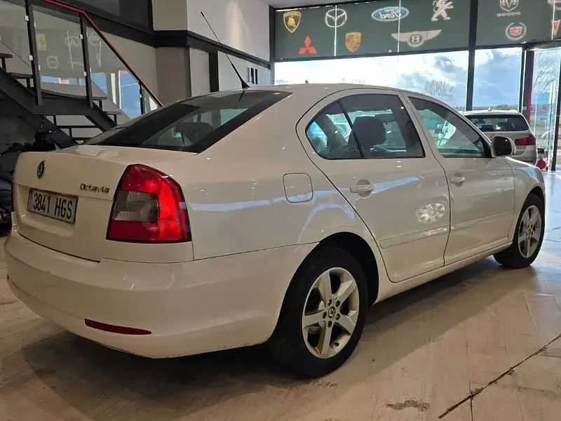 Usado Skoda Octavia Ambition 105 CV (77 kW) 2011 Blanco Berlina