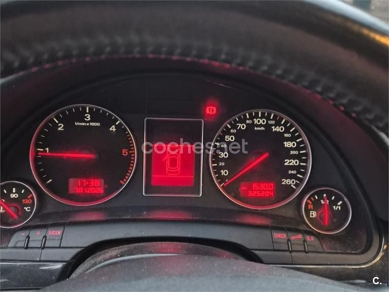 Usado Audi A4 130 CV (95 kW) 2004 Gris / plata Familiar