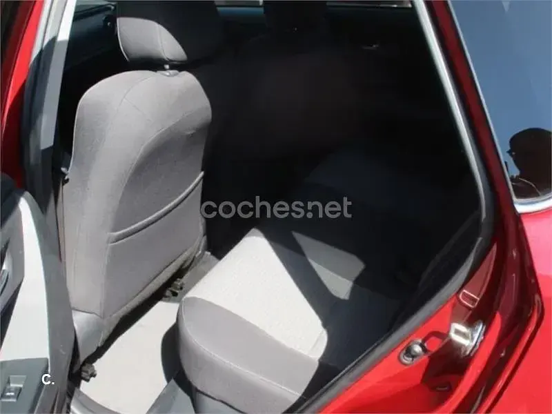 Usado Toyota Auris Hybrid Active 136 CV (100 kW) 2018 Rojo Berlina