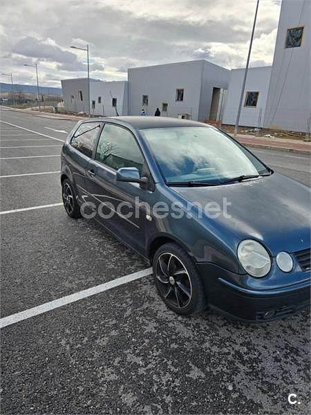 Usado VW Polo Highline 100 CV (73 kW) 2004 Gris / plata Utilitario