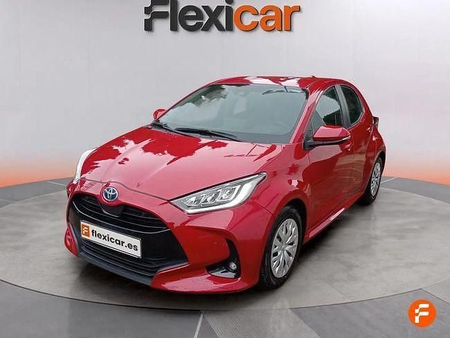 Usado Toyota Yaris Hybrid Active 116 CV (85 kW) 2023 Rojo