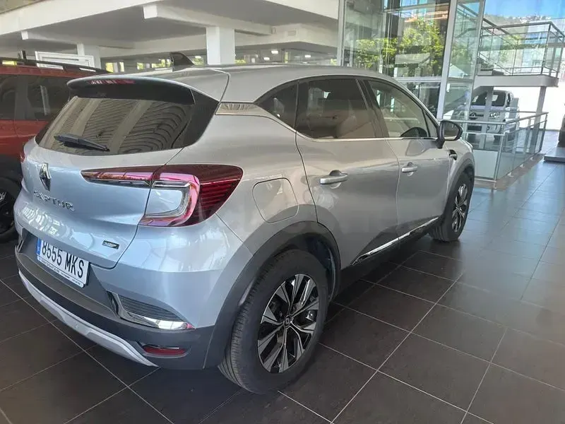 Usado Renault Captur Techno 145 CV (106 kW) 2023 Gris / plata SUV