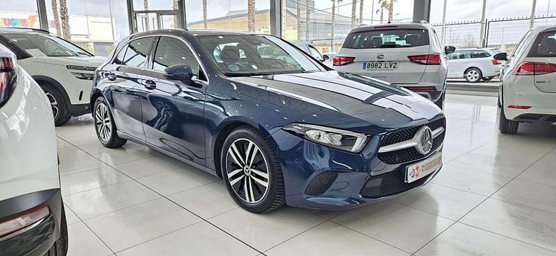 Usado Mercedes A180 116 CV (85 kW) 2021 Azul Utilitario