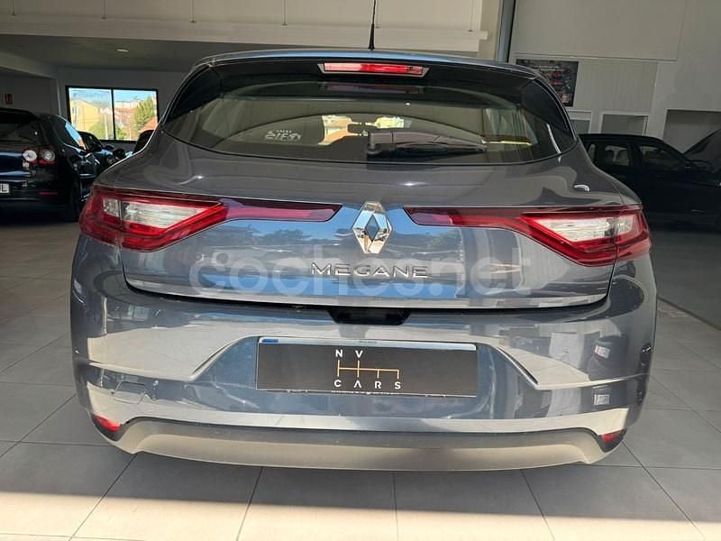 Usado Renault Mégane IV Life 100 CV (73 kW) 2016 Gris / plata Berlina