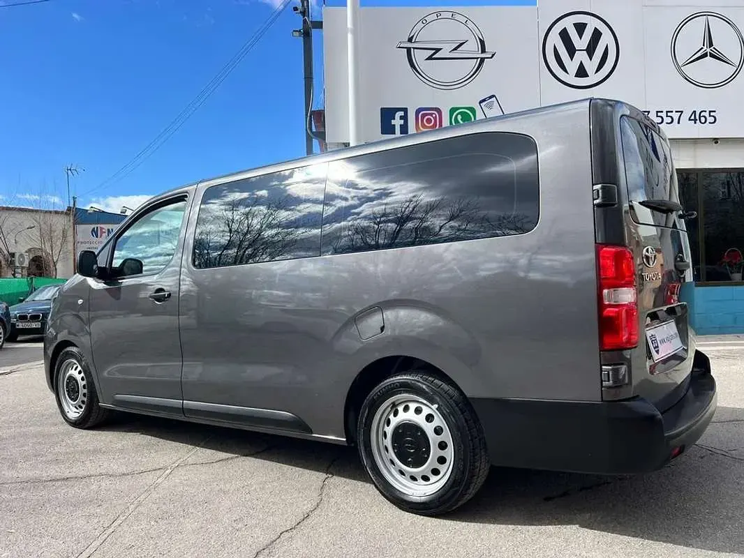 Usado Toyota Proace 144 CV (105 kW) 2022 Gris Monovolumen