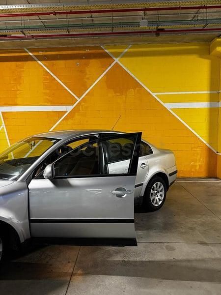 Usado VW Passat Trendline 102 CV (75 kW) 2005 Gris / plata Familiar