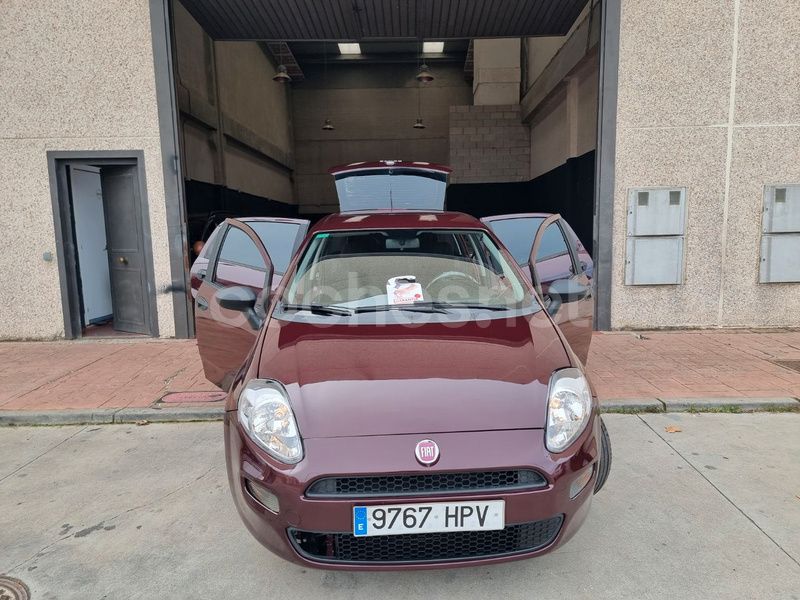 Usado Fiat Punto Pop 77 CV (56 kW) 2013 Granate Utilitario