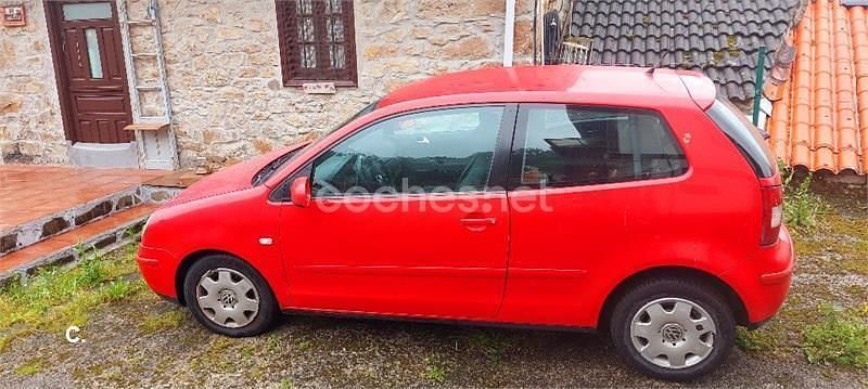 Rojo Usado 2004 VW Polo Trendline Berlina | 900 € (Buen precio) - Imagen 1/4