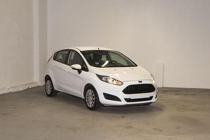 Usado Ford Fiesta Trend 75 CV (55 kW) 2017 Blanco Utilitario