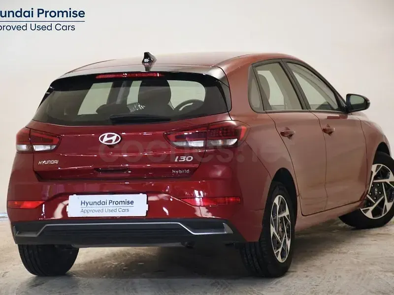 Usado Hyundai i30 100 CV (73 kW) 2025 Rojo Berlina