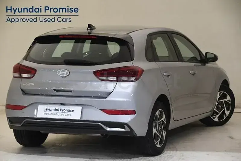 Usado Hyundai i30 100 CV (73 kW) 2025 Gris / plata Berlina