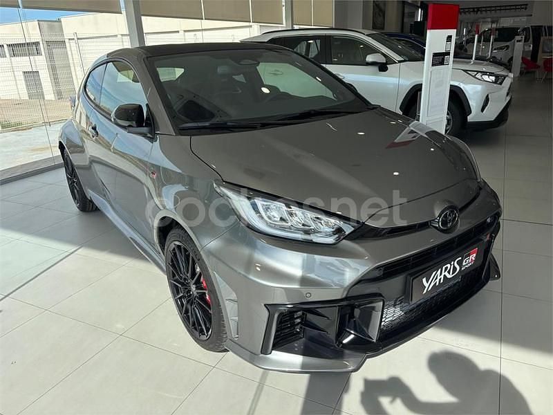 Gris / plata Nuevo 2025 Toyota Yaris Berlina | 49.990 € - Imagen 1/4