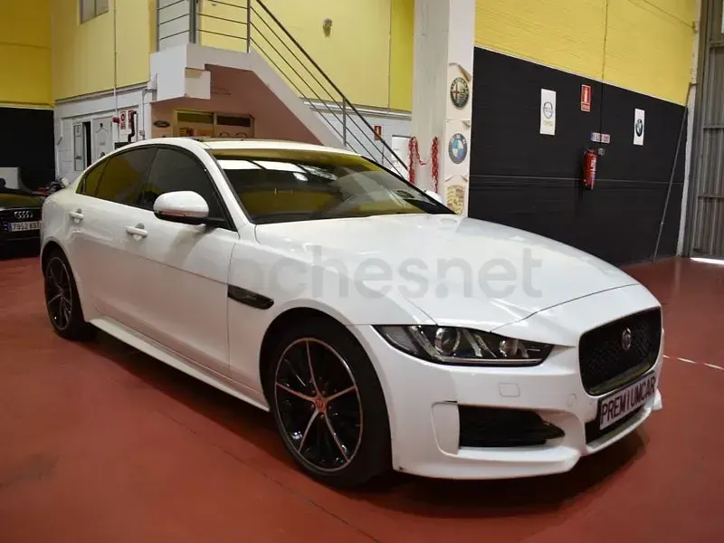 Usado Jaguar XE R-Sport 180 CV (132 kW) 2018 Blanco Berlina