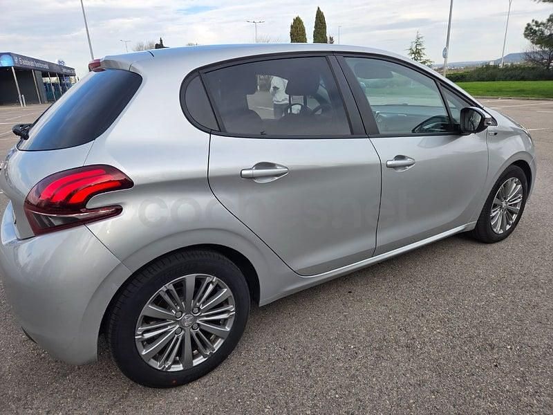 Usado Peugeot 208 Active 100 CV (73 kW) 2015 Gris / plata Utilitario