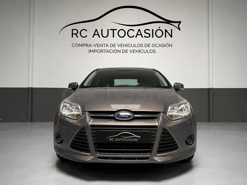 Usado Ford Focus 125 CV (91 kW) 2013 Gris / plata Berlina