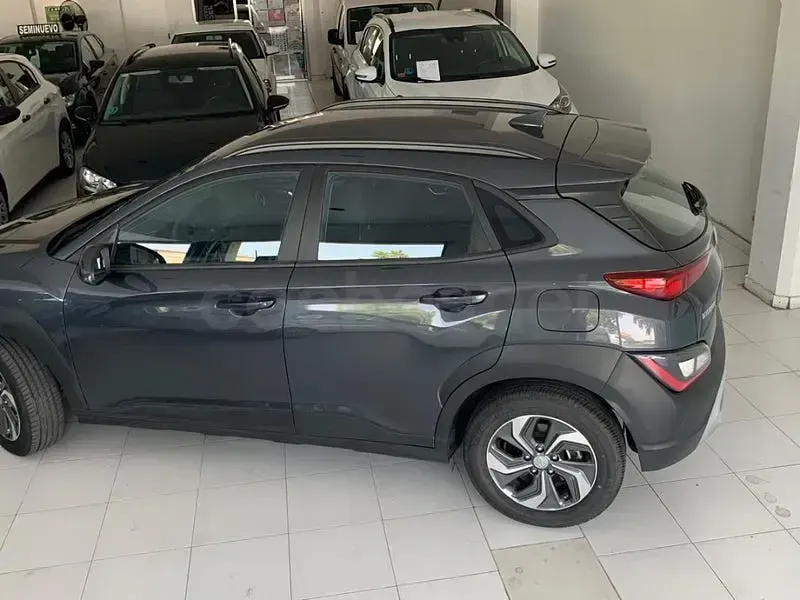 Usado Hyundai Kona 141 CV (103 kW) 2022 Gris / plata SUV