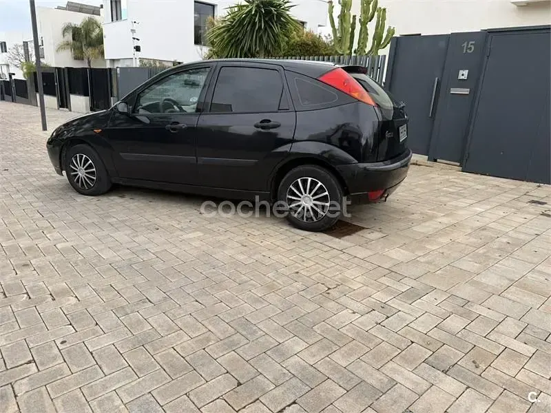 Käytetty Ford Focus Trend 100 HP (73 kW) 2001 Musta Sedan
