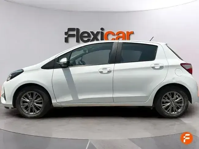 Usado Toyota Yaris Active 69 CV (50 kW) 2019 Blanco Berlina