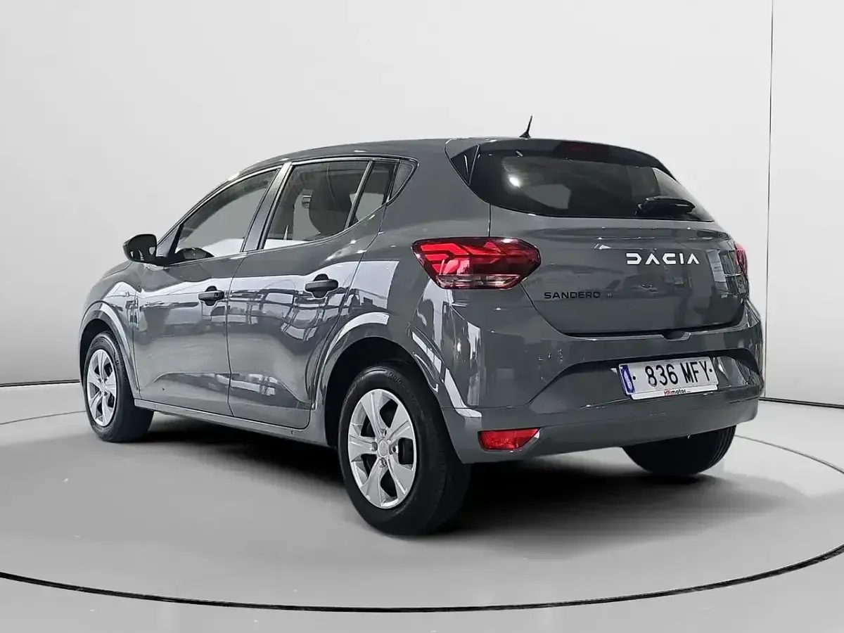 Usado Dacia Sandero Essentiel 101 HP (74 kW) 2023 Cinzento Sedan