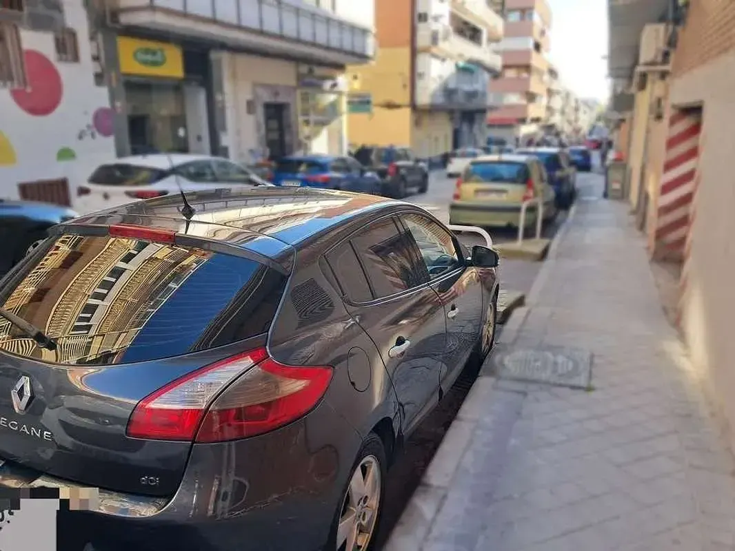 Usado Renault Mégane Dynamique 106 CV (77 kW) 2010 Gris Utilitario