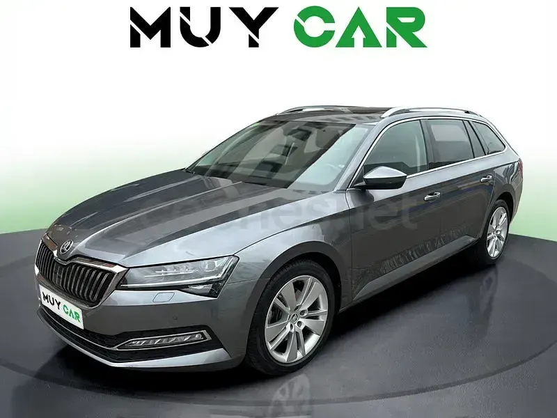 Usado Skoda Superb Style 150 CV (110 kW) 2022 Gris / plata Familiar