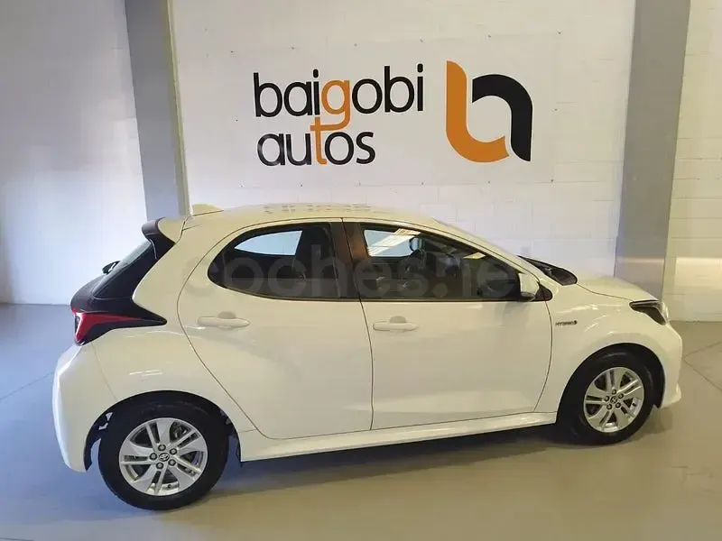 Usado Toyota Yaris Hybrid Active 116 CV (85 kW) 2021 Blanco Berlina