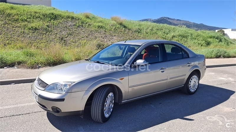 Usado Ford Mondeo Trend 125 CV (91 kW) 2003 Beige Berlina