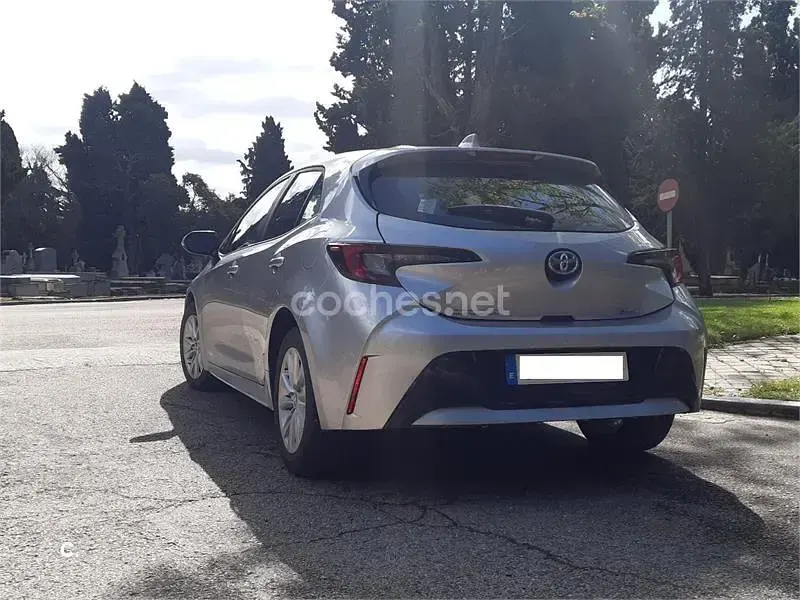 Usado Toyota Corolla Active 140 CV (102 kW) 2025 Gris / plata Berlina