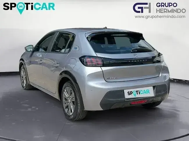 Usado Peugeot e-208 Active 100 kW (136 CV) 2023 Gris Utilitario