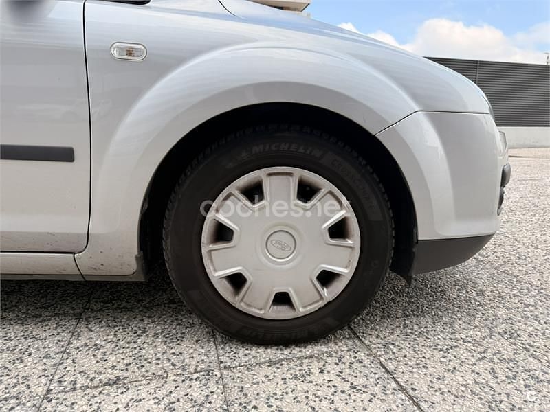 Usado Ford Focus Trend 90 CV (66 kW) 2006 Gris / plata Berlina